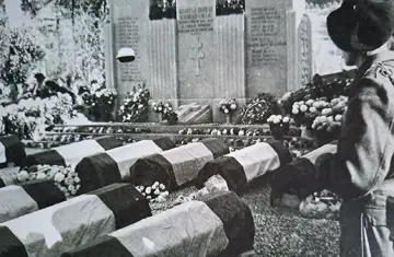 Les cercueils des jeunes devant le monument aux morts d’Habère Lullin. Photo d’archives