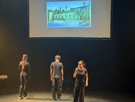 À travers le spectacle Nous irons tous au bal , les élèves de 3e1 du collège Jean-Marie-Molliet de Boëge ont fait revivre avec émotion et justesse le drame du massacre d’Habère-Lullin de Noël 1943. Entre slam, musique et mémoire, leur travail a bouleversé les 250 spectateurs présents à la Ferma, et leur vaut aujourd’hui une reconnaissance départementale.