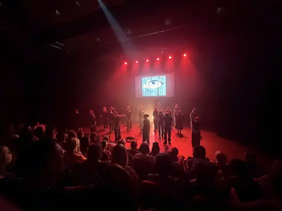 À travers le spectacle Nous irons tous au bal , les élèves de 3e1 du collège Jean-Marie-Molliet de Boëge ont fait revivre avec émotion et justesse le drame du massacre d’Habère-Lullin de Noël 1943. Entre slam, musique et mémoire, leur travail a bouleversé les 250 spectateurs présents à la Ferma, et leur vaut aujourd’hui une reconnaissance départementale.