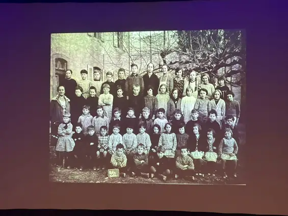 À travers le spectacle Nous irons tous au bal , les élèves de 3e1 du collège Jean-Marie-Molliet de Boëge ont fait revivre avec émotion et justesse le drame du massacre d’Habère-Lullin de Noël 1943. Entre slam, musique et mémoire, leur travail a bouleversé les 250 spectateurs présents à la Ferma, et leur vaut aujourd’hui une reconnaissance départementale.
