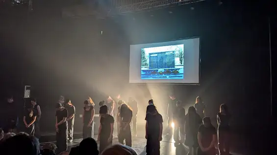 À travers le spectacle Nous irons tous au bal , les élèves de 3e1 du collège Jean-Marie-Molliet de Boëge ont fait revivre avec émotion et justesse le drame du massacre d’Habère-Lullin de Noël 1943. Entre slam, musique et mémoire, leur travail a bouleversé les 250 spectateurs présents à la Ferma, et leur vaut aujourd’hui une reconnaissance départementale.