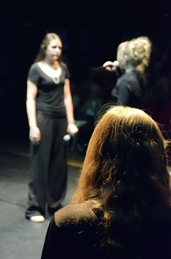 À travers le spectacle Nous irons tous au bal , les élèves de 3e1 du collège Jean-Marie-Molliet de Boëge ont fait revivre avec émotion et justesse le drame du massacre d’Habère-Lullin de Noël 1943. Entre slam, musique et mémoire, leur travail a bouleversé les 250 spectateurs présents à la Ferma, et leur vaut aujourd’hui une reconnaissance départementale.