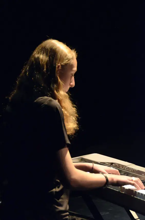 À travers le spectacle Nous irons tous au bal , les élèves de 3e1 du collège Jean-Marie-Molliet de Boëge ont fait revivre avec émotion et justesse le drame du massacre d’Habère-Lullin de Noël 1943. Entre slam, musique et mémoire, leur travail a bouleversé les 250 spectateurs présents à la Ferma, et leur vaut aujourd’hui une reconnaissance départementale.