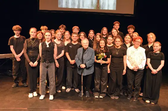 À travers le spectacle Nous irons tous au bal , les élèves de 3e1 du collège Jean-Marie-Molliet de Boëge ont fait revivre avec émotion et justesse le drame du massacre d’Habère-Lullin de Noël 1943. Entre slam, musique et mémoire, leur travail a bouleversé les 250 spectateurs présents à la Ferma, et leur vaut aujourd’hui une reconnaissance départementale.