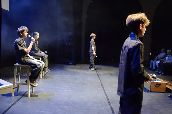 À travers le spectacle Nous irons tous au bal , les élèves de 3e1 du collège Jean-Marie-Molliet de Boëge ont fait revivre avec émotion et justesse le drame du massacre d’Habère-Lullin de Noël 1943. Entre slam, musique et mémoire, leur travail a bouleversé les 250 spectateurs présents à la Ferma, et leur vaut aujourd’hui une reconnaissance départementale.
