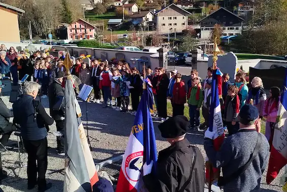 Le 14 novembre dernier, les élèves de la classe de CM1-CM2 ont vécu un moment fort et mémorable. Inspirés par les lettres d’Édouard Forel, un ancien combattant de la Première Guerre mondiale, découvertes grâce à Gilda, ils ont rendu hommage à cet homme et à sa famille lors d’une cérémonie émouvante au cimetière.