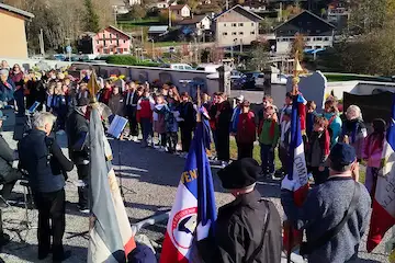 Le 14 novembre dernier, les élèves de la classe de CM1-CM2 ont vécu un moment fort et mémorable. Inspirés par les lettres d’Édouard Forel, un ancien combattant de la Première Guerre mondiale, découvertes grâce à Gilda, ils ont rendu hommage à cet homme et à sa famille lors d’une cérémonie émouvante au cimetière.