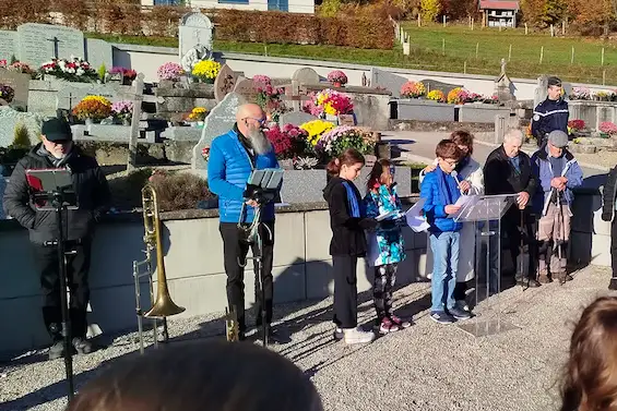 Le 14 novembre dernier, les élèves de la classe de CM1-CM2 ont vécu un moment fort et mémorable. Inspirés par les lettres d’Édouard Forel, un ancien combattant de la Première Guerre mondiale, découvertes grâce à Gilda, ils ont rendu hommage à cet homme et à sa famille lors d’une cérémonie émouvante au cimetière.