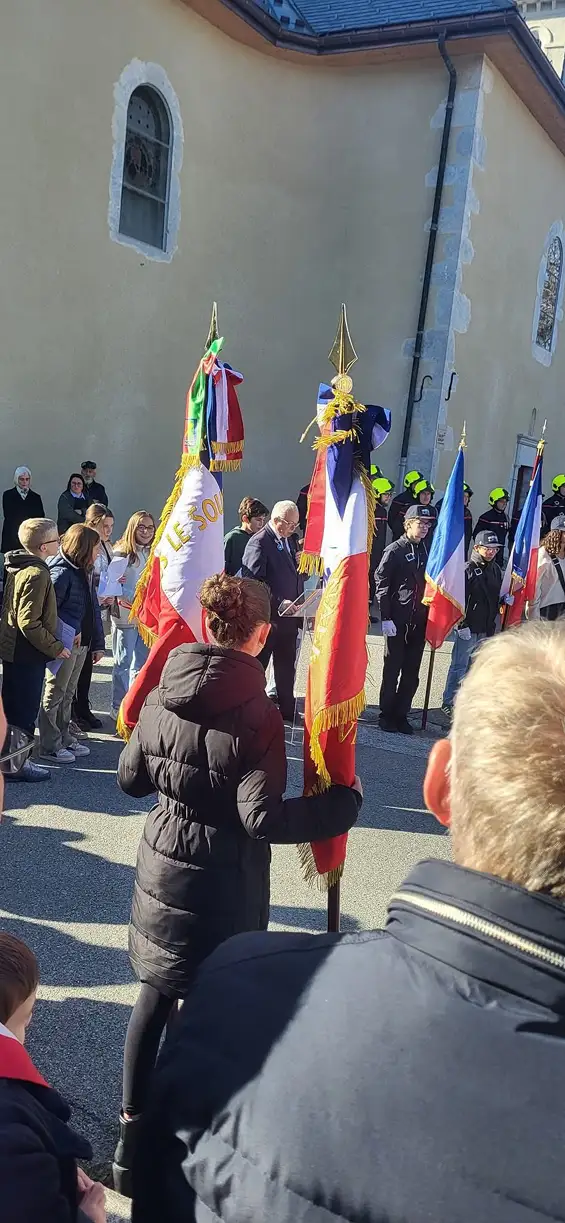 À Bogève, la cérémonie du 107e anniversaire de l’Armistice a pris cette année un relief particulier grâce à l’engagement massif de la jeunesse. Devant le Monument aux Morts, les habitants ont assisté à une commémoration où écoliers, collégiens et jeunes porte-drapeaux ont occupé une place centrale. Les élèves de l’école primaire ont offert l’un des moments les plus marquants en lisant une lettre d’un Poilu « Mort pour la France » en 1915. Leur lecture, retenue et attentive, a imposé un silence respectueux dans l’assemblée.