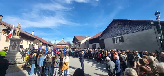 À Bogève, la cérémonie du 107e anniversaire de l’Armistice a pris cette année un relief particulier grâce à l’engagement massif de la jeunesse. Devant le Monument aux Morts, les habitants ont assisté à une commémoration où écoliers, collégiens et jeunes porte-drapeaux ont occupé une place centrale. Les élèves de l’école primaire ont offert l’un des moments les plus marquants en lisant une lettre d’un Poilu « Mort pour la France » en 1915. Leur lecture, retenue et attentive, a imposé un silence respectueux dans l’assemblée.