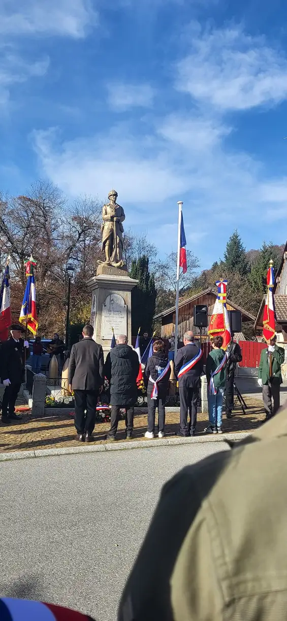 À Bogève, la cérémonie du 107e anniversaire de l’Armistice a pris cette année un relief particulier grâce à l’engagement massif de la jeunesse. Devant le Monument aux Morts, les habitants ont assisté à une commémoration où écoliers, collégiens et jeunes porte-drapeaux ont occupé une place centrale. Les élèves de l’école primaire ont offert l’un des moments les plus marquants en lisant une lettre d’un Poilu « Mort pour la France » en 1915. Leur lecture, retenue et attentive, a imposé un silence respectueux dans l’assemblée.