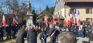 À Bogève, la cérémonie du 107e anniversaire de l’Armistice a pris cette année un relief particulier grâce à l’engagement massif de la jeunesse. Devant le Monument aux Morts, les habitants ont assisté à une commémoration où écoliers, collégiens et jeunes porte-drapeaux ont occupé une place centrale. Les élèves de l’école primaire ont offert l’un des moments les plus marquants en lisant une lettre d’un Poilu « Mort pour la France » en 1915. Leur lecture, retenue et attentive, a imposé un silence respectueux dans l’assemblée.