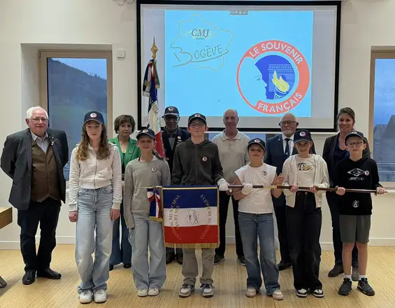 Signature de la convention entre la commune de Bogève et le comité du Souvenir Français Vallée Verte – 4 Rivières, représenté par son président René Perrissin. Cet engagement officialise le rôle du Conseil municipal des jeunes en tant que gardien de la mémoire.