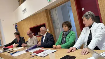 Signature de la convention entre la commune de Bogève et le comité du Souvenir Français Vallée Verte – 4 Rivières, représenté par son président René Perrissin. Cet engagement officialise le rôle du Conseil municipal des jeunes en tant que gardien de la mémoire.