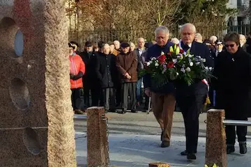 Plusieurs gerbes ont été déposées. Ici, le maire de Bonneville, Stéphane Valli. Photo Le DL/F.B.