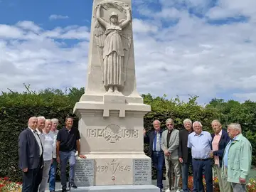 Bonneville - Les monuments aux morts rénovés — Dédié aux morts pour la France des deux conflits mondiaux, ce monument a été conçu par l'architecte François Dupupet. Photo Le DL/F.B.