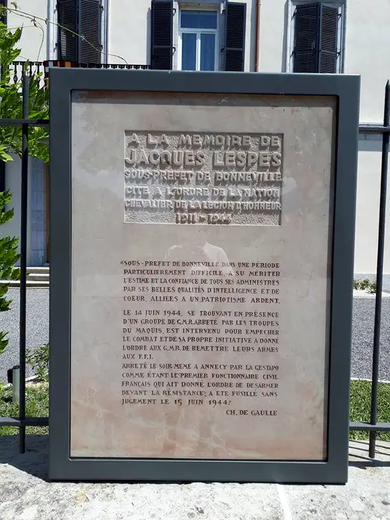 Cette plaque rend hommage à Jacques Lespès, ancien sous-préfet de Bonneville.