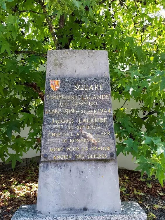 STÈLE COMMÉMORATIVE JACQUES LALANDE Cette plaque commémore le souvenir du lieutenant Jacques Lalande, arrêté et torturé en avril 1944 suite à sa descente du plateau des Glières. Son corps a été abandonné à Alex (voir fiche plaque commémorative Alex).