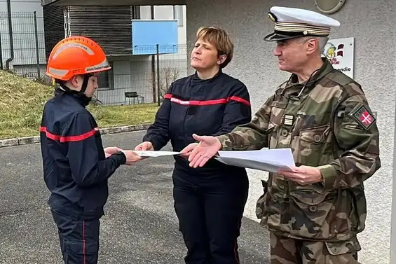 Bons-en-Chablais — 8 jeunes sapeur-pompiers en formation jeune-porte Drapeau (EJP74)