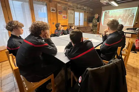 Bons-en-Chablais — 8 jeunes sapeur-pompiers en formation jeune-porte Drapeau (EJP74)