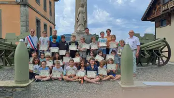 Le lundi 23 juin, les enfants de l'école primaire de Burdignin - Villard ayant participé à la cérémonie du 8 mai 2025 se sont vu remettre le certificat d'engagement en qualité de Gardien de la Mémoire du Souvenir Français,
