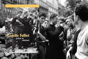 photographies de Robert Doisneau montre le prêtre haut-savoyard Camille Folliet. Au printemps 1944, il est à Paris, embauché comme prêtre ouvrier à l'usine BMW d'Argenteuil. Il soutient et anime un groupe de jeunes résistants qui ont fondé la Nouvelle Jeunesse Française. Puis il se joint aux résistant sur les barricades de Paris, boulevard Saint-Michel du 19 au 24 août.