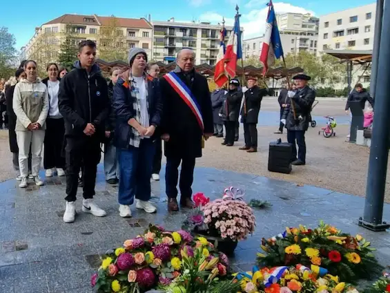 La cérémonie s’est déroulée en présence des élèves d’une classe de première du lycée des Glières.