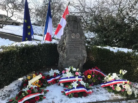 Fleurissement de la stèle à la mémoire de Richard Andrès et Léon Bouvard, résistants haut-savoyards