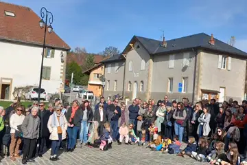 31398,Cernex — Commération du 11 novembre 2026 - Le dépôt de gerbe par Thierry Deffayet maire adjoint et de Pierre Charrière UNC et Queteur habituel du Souvenir Français en présence d une nombreuse assistance, des enfants de l école dirigés par leur professeur pour chanter la Marseillaise,