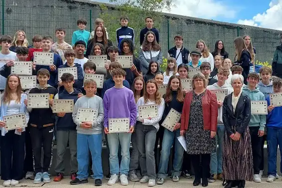 Vendredi 24 mai, le Souvenir Français a remis un Certificat d’engagement en qualité de gardien de la mémoire à 32 élèves. Photo Le DL/L.J.