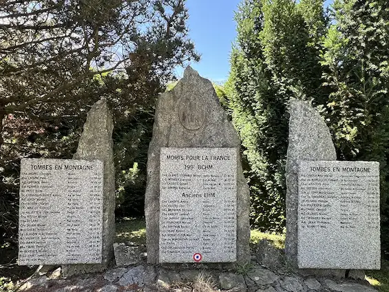 Stèle en hommage des Soldats mort pour la France sous les coumeurs de ll'EMHM de Chamonix