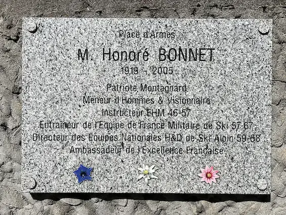 Plaque Honoré Bonnet. Place d'arme quartier EMHM de Chamonix