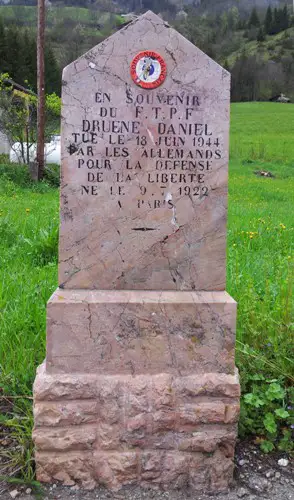 Stèle en mémoire de DRUENE Daniel, assassiné le, 18 juin 1944 à La Chapelled’Abondance (Haute-Savoie)