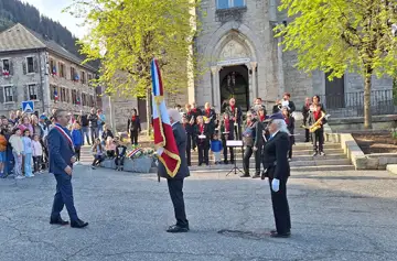 Lors de la cérémonie commémorative du 8 mai 1945 à Châtel, un moment particulièrement symbolique a marqué les célébrations avec la remise officielle du nouveau drapeau du comité du Val d’Abondance du Souvenir Français.