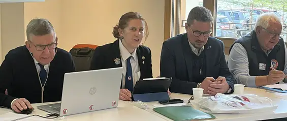 Sandra Molloy entourée de Bernard Métral, trésorier, de Cyril Cathelineau, maire de Châtillon-sur-Cluses et de Jean-François Bocquet, délégué général du Souvenir français Haute-Savoie. Photo G.R.