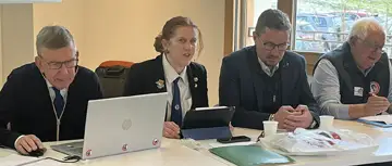 Sandra Molloy entourée de Bernard Métral, trésorier, de Cyril Cathelineau, maire de Châtillon-sur-Cluses et de Jean-François Bocquet, délégué général du Souvenir français Haute-Savoie. Photo G.R.