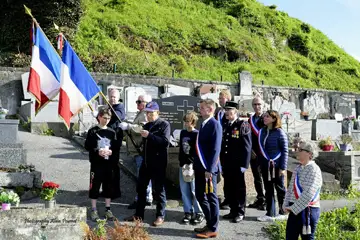 Belle cérémonie ce matin à Châtillon, dans un cadre paysager particulièrement soigné autour de notre monument aux morts. Merci à toutes et tous d’avoir été présents pour partager ce moment de mémoire et de recueillement. Photo Alain Pourret