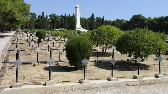 Des tombes dans le cimetière français de Seddul-Bahr, dans les Dardanelles, en Turquie.