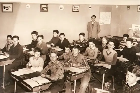 En juillet 1957, dans la classe de Romain Baz, ils se sont studieusement préparés aux épreuves du certificat d’études primaires qu’ils passeront à Annemasse. Photo Le DL /collection Gilbert TARONI