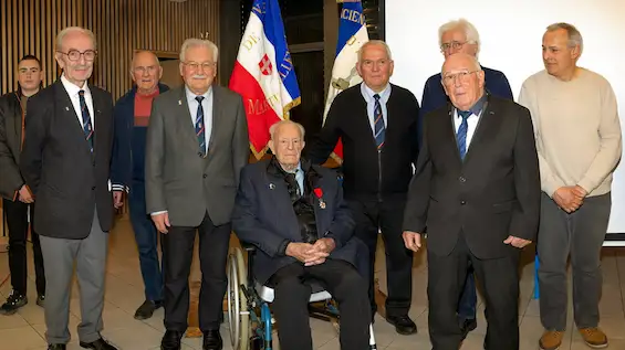 Claudius Lyard, entouré ici des instances dirigeantes, a été reçu en héros à l’assemblée générale de l’UNC Saint-Martin-Bellevue. Photo Le DL/S.B.