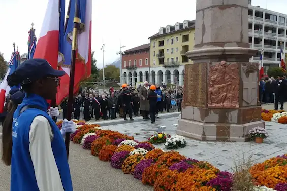 Au premier plan, des jeunes formés à l’école des porte-drapeaux.