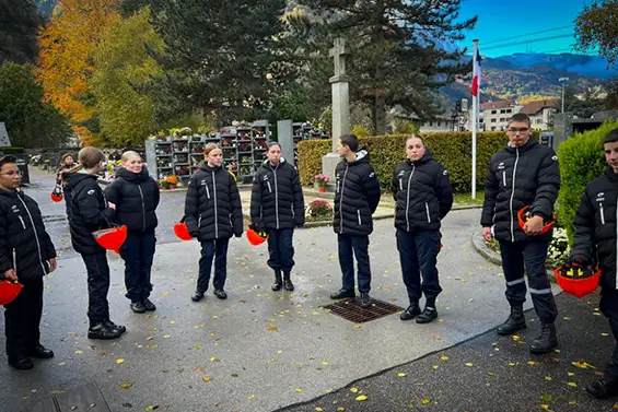 Cluses 11 novembre 2023, avec les jeunes sapeurs-pompiers de Cluses