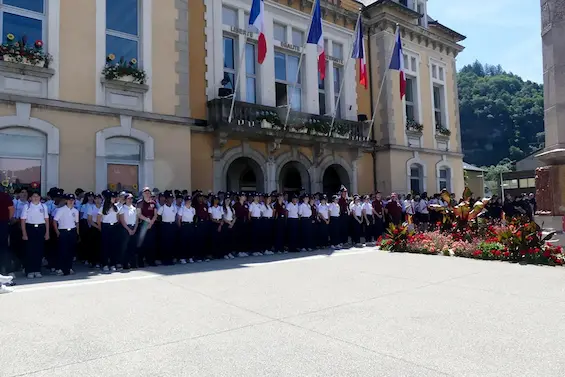 Les jeunes du SNU, originaires de la région, et en séjour de cohésion au Reposoir. Photo Le DL/G.R. Les autorités, dont le maire Jean-Philippe Mas, saluant les porte-drapeaux. Photo Le DL/G.R.