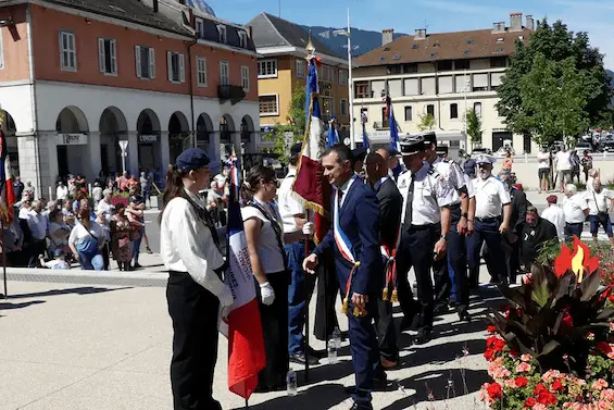 Les autorités saluant les porte-drapeaux Photo Le DL /Gilles Reverdy