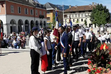 Les autorités saluant les porte-drapeaux Photo Le DL /Gilles Reverdy