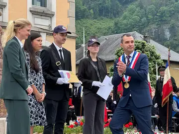 Remise diplôme de porte-drapeau à Amaelle Hugard et Raphaël Hugard - Commémoration à cluses du 80e anniversaire de l’armistice du 8 mai 1945 - Une gerbe de fleurs a été déposée par le maire Jean-Philippe Mas, accompagné de cadets et collégiens, de la maire de Beaverton et de la maire de Trossingen