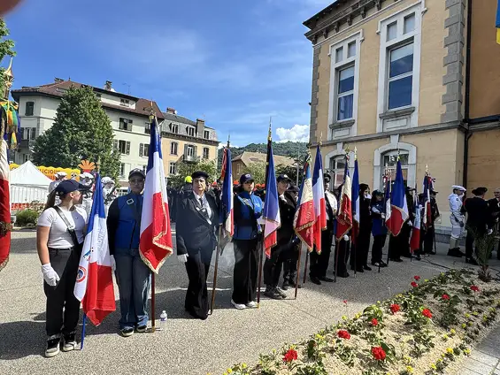 La Ville de Cluses a rendu hommage aux femmes et aux hommes morts pour la France, à travers plusieurs temps de mémoire au cimetière du Chevran, devant la stèle du souvenir puis au monument aux Morts.