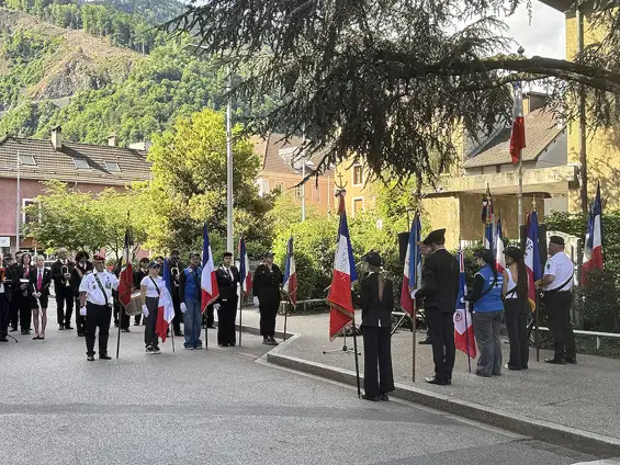 La Ville de Cluses a rendu hommage aux femmes et aux hommes morts pour la France, à travers plusieurs temps de mémoire au cimetière du Chevran, devant la stèle du souvenir puis au monument aux Morts.