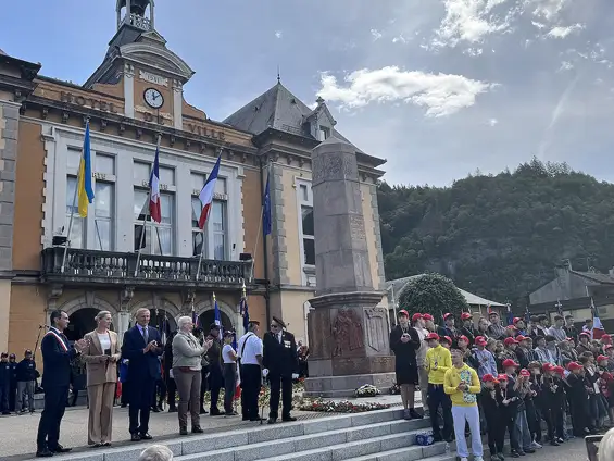 La Ville de Cluses a rendu hommage aux femmes et aux hommes morts pour la France, à travers plusieurs temps de mémoire au cimetière du Chevran, devant la stèle du souvenir puis au monument aux Morts.