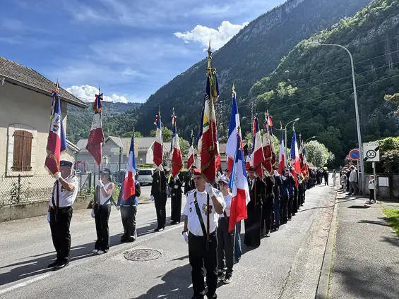 La Ville de Cluses a rendu hommage aux femmes et aux hommes morts pour la France, à travers plusieurs temps de mémoire au cimetière du Chevran, devant la stèle du souvenir puis au monument aux Morts.